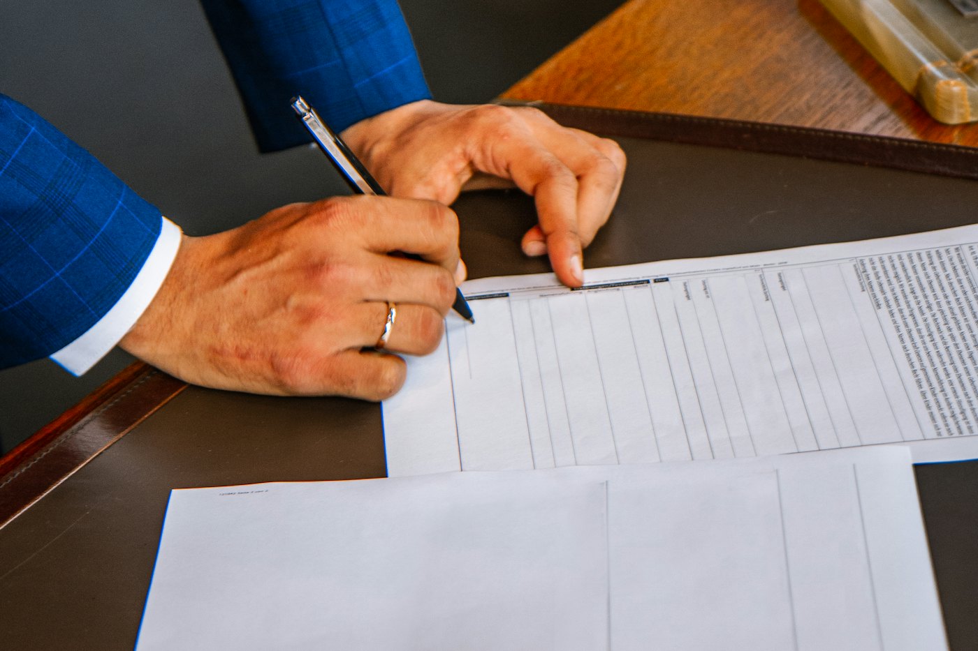 Abogado revisando y firmando documentos tributarios