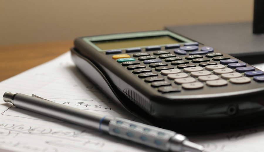 Calculadora y lápiz sobre planilla: deudas de impuestos con Tesorería
