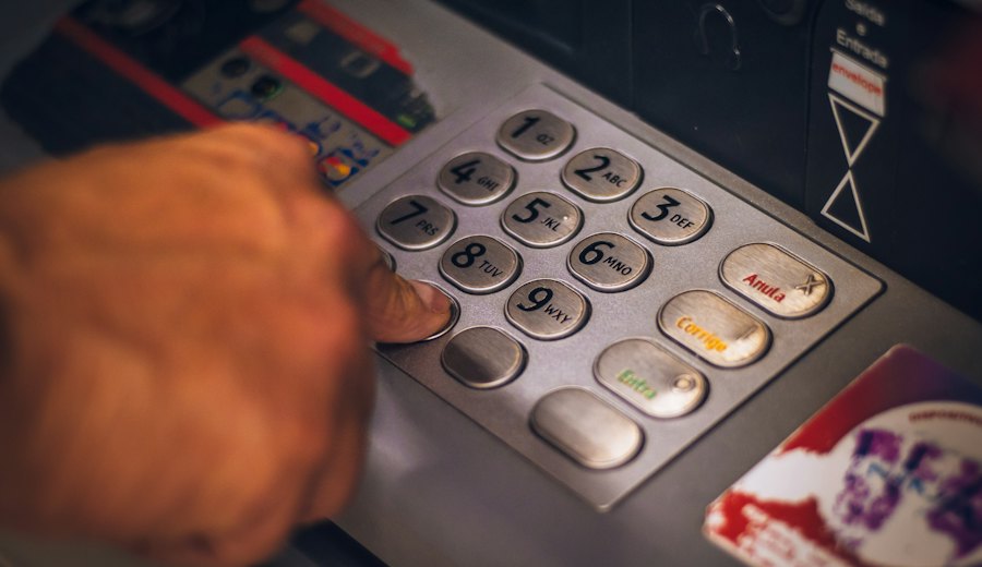 Teclado de cajero automático: embargo de cuentas por deuda tributaria